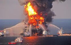 Die brennende Ölplattform «Deepwater Horizon» im Golf von Mexiko. Foto: US Coast Guard Handout 