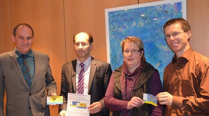 Bürgermeister Uwe Morgenstern (von links), Bernd Raach und Anita Mayer vom Handels- und Gewerbeverein Sonnenbühl sowie Kämmerer