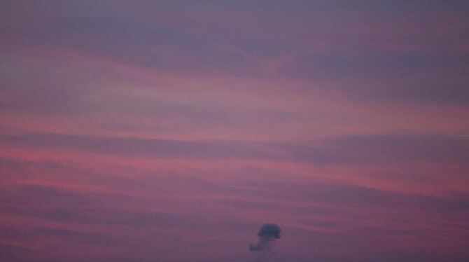 Rauch steigt nach einem israelischen Luftangriff über dem nördlichen Gazastreifen auf. Foto: Oliver Weiken