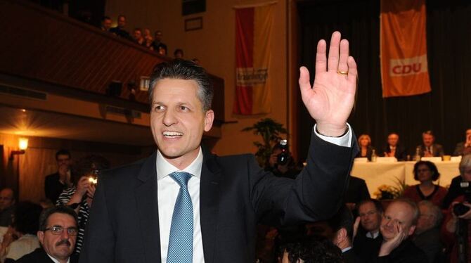 Der Donaueschinger Oberbürgermeister Thorsten Frei winkt in der Stadthalle in Bräunlingen  nach seiner Nominierung zum Bundestag