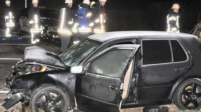 Der Unfallverursacher erlitt lebensgefährliche Verletzungen, der Mercedes-Fahrer schwere Blessuren.