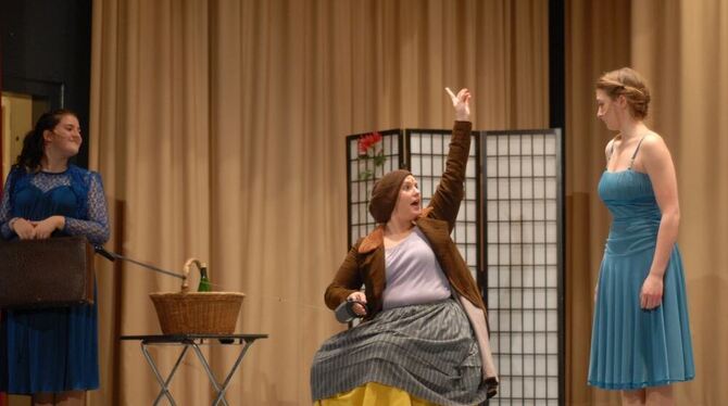 Gala mit Theater-Häppchen: Ausschnitt aus »Warten auf Godot«. FOTO: CHATZINIKOLAOU Gala mit Theater-Häppchen: Ausschnitt aus »Warten auf Godot«. FOTO: CHATZINIKOLAOU