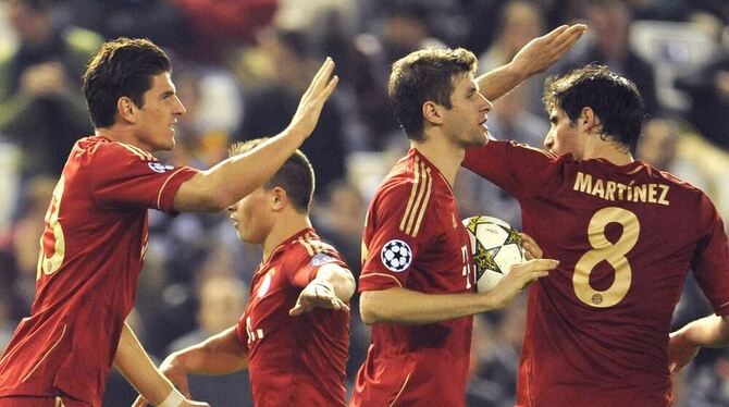 Bayern Münchens Mario Gomez (von links), Xherdan Shaqiri, Thomas Müller and Javier Martinez bejubeln Müllers 1:1 im Spiel gegen