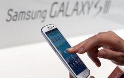Ein Samsung Galaxy S III Smartphone auf der Internationalen Funkausstellung (IFA) in Berlin. Foto: Rainer Jensen 