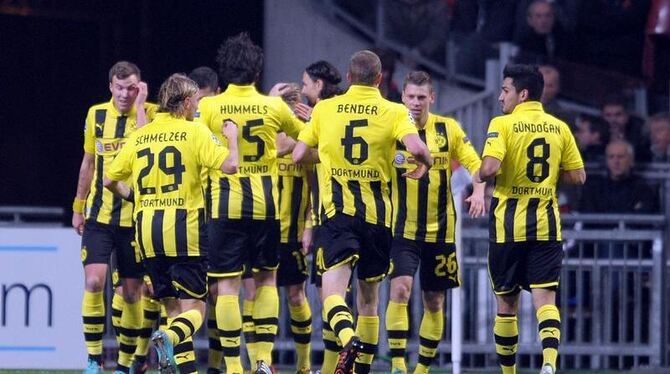 Alle Dortmunder versammeln sich um den Führungstorschützen Marco Reus (versteckt). Foto: Federico Gambarini
