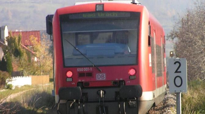 Nach den neuesten verfügbaren Zahlen steigen jeden Tag ungefähr 2 600 Fahrgäste in die Ermstalbahn ein. Der Landkreis sichert als einer von mehreren Partnern die Finanzierung für die nächsten drei Jahre.