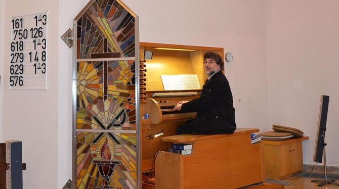 Pfarrer Thomas Kurz an der Orgel in der Undinger Kirche: Die von Kirchenmusiker und Organist Helmut Bornefeld entworfene Orgel i