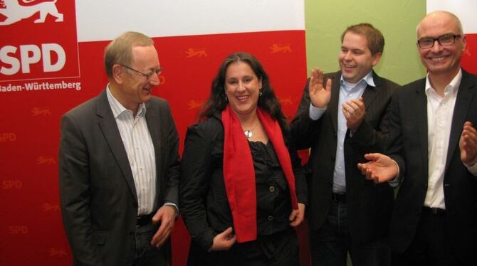 Rebecca Hummel (zweite von links) führt die SPD in den Bundestagswahlkampf im Kreis Reutlingen. Gratulationen gab es vom (von li