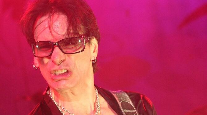 Kraftvolle Posen, energisches Gitarrenspiel: Steve Vai in Filderstadt. FOTO: BAIER Kraftvolle Posen, energisches Gitarrenspiel: Steve Vai in Filderstadt. FOTO: BAIER