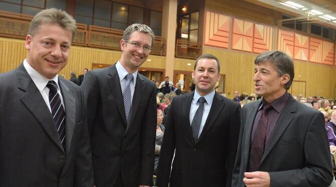 Drei, die Bürgermeister werden wollen (von links): Mathias Klimm, Tobias Pokrop und Felix Schiffner zusammen mit Amtsinhaber Kla
