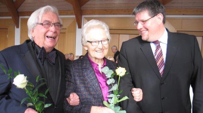 OB Dr. Ulrich Fiedler gratuliert Dr. Horst Laubner und Eva Maria Weiblen. FOTO: SCHÖNECK OB Dr. Ulrich Fiedler gratuliert Dr. Horst Laubner und Eva Maria Weiblen. FOTO: SCHÖNECK