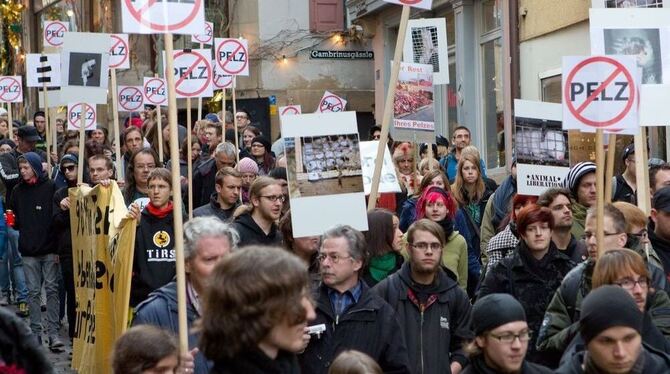 Schweigend marschierten am Samstag Tierschützer durch die Tübinger Altstadt. FOTO: SCHREIER