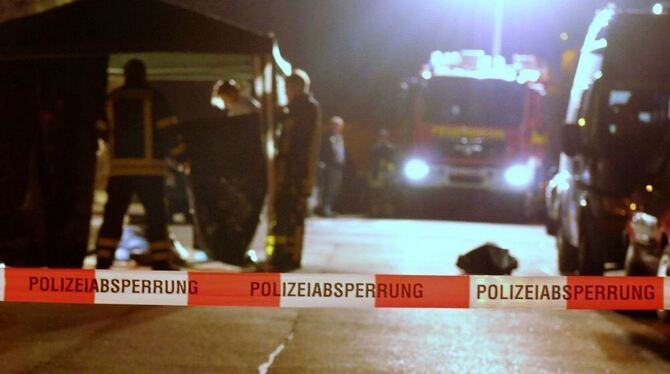 Beamte der Spurensicherung untersuchen am (06.03.2012) in Tübingen (Baden-Württemberg) einen Tatort, an dem eine Frau während de