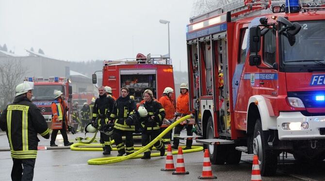 Feuerwehrmänner stehen in Titisee-Neustadt vor einer Behindertenwerkstatt. 14 Menschen sind bei dem Brand ums Leben gekommen. FO