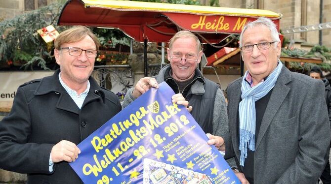 Haben den Reutlinger Weihnachtsmarkt in den vergangenen Jahren deutlich aufgewertet(von links): die Macher der »Marktwerkstadt« Norbert Brendle, Jürgen Reutter und Horst Bürkle. Krankheitsbedingt nicht beim Fototermin dabei sein konnte der vierte Aktivposten, Julius Vohrer. FOTO: NIETHAMMER