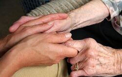 Wie steht es um die Altenpflege? Die Barmer GEK legte eine neue Studie vor. Foto: Jens Kalaene / Archiv