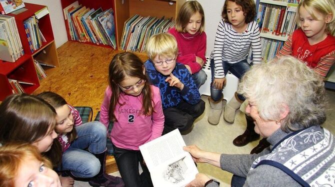 Seit 30 Jahren ist sie mit Herzblut und guten Büchern ganz nah an den Kindern dran: Büchereileiterin Rita Störk. FOTO: KOZJEK