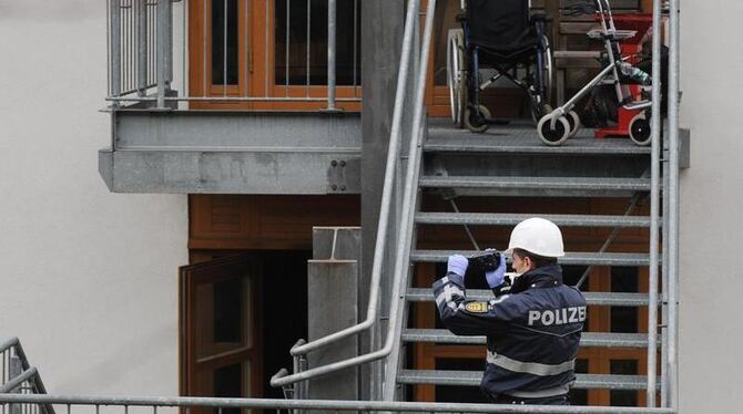 Ein Polizist filmt in Titisee-Neustadt den Treppenaufgang der Behindertenwerkstatt. Foto: Felix Kästle Ein Polizist filmt in Titisee-Neustadt den Treppenaufgang der Behindertenwerkstatt. Foto: Felix Kästle