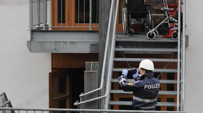 Ein Polizist filmt in Titisee-Neustadt den Treppenaufgang der Behindertenwerkstatt. Foto: Felix Kästle