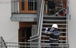 Ein Polizist filmt in Titisee-Neustadt den Treppenaufgang der Behindertenwerkstatt. Foto: Felix Kästle