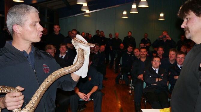 Nun wissen die Feuerwehrleute auch, wie mit Schlangen umzugehen ist.  FOTO: PR