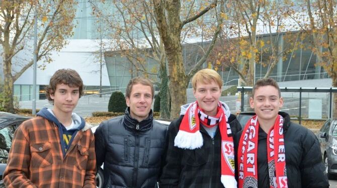 VfB-Profi Tobias Rathgeb (Zweiter. von links) sprach mit den ZmS-Reportern  Felix Grabowski, Victor Stähle und Jonas Jürgensen (von links). FOTOS: THOMYS/PR
