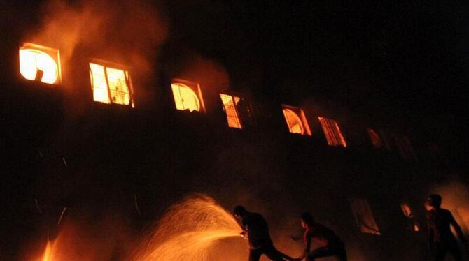 Nach Erkenntnissen der Regierung waren Brandstifter für das fatale Feuer in Bangladesh verantwortlich. 