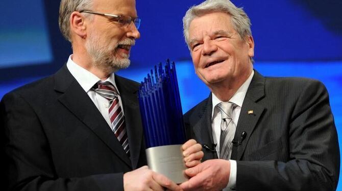 Bundespräsident Gauck (r) übergibt den Deutschen Zukunftspreis 2012 an den Physiker Birger Kollmeier. Foto: Britta Pedersen
