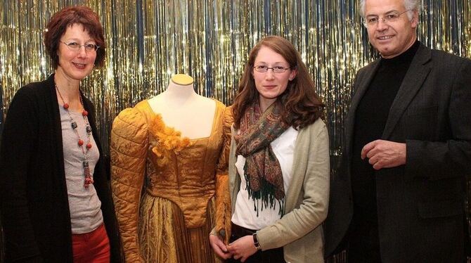 Die stellvertretende Museumsleiterin Dr. Martina Schröder (Bild oben, von links), wissenschaftliche Volontärin Inka Brandt und Museums- und Kulturamtsleiter Dr. Werner Ströbele sind stolz auf die in Reutlingen konzipierte und realisierte Ausstellung mit den Märchenszenen des Esslinger Verlages J. F. Schreiber und dem »Schaffhäs« aus Betzingen.  FOTO: STRÖHLE