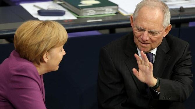 Bundeskanzlerin Angela Merkel und Bundesfinanzminister Wolfgang Schäuble während der Debatte über weitere Finanzhilfen für Gr