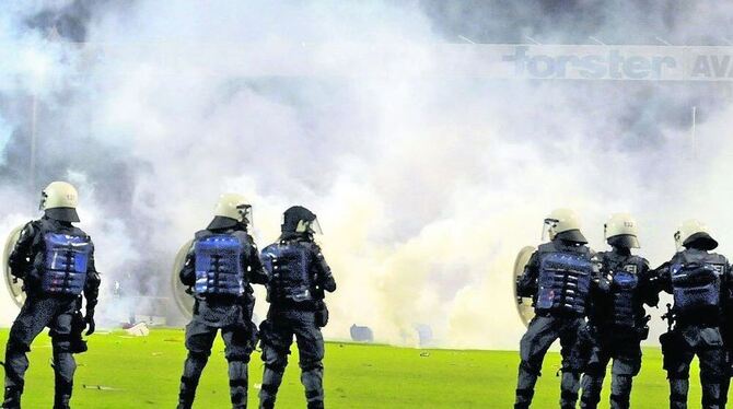 Polizisten haben in der Vorsaison im Zusammenhang mit Gewalt im Fußball 1,9 Millionen Einsatzstunden angehäuft. FOTO: DPA
