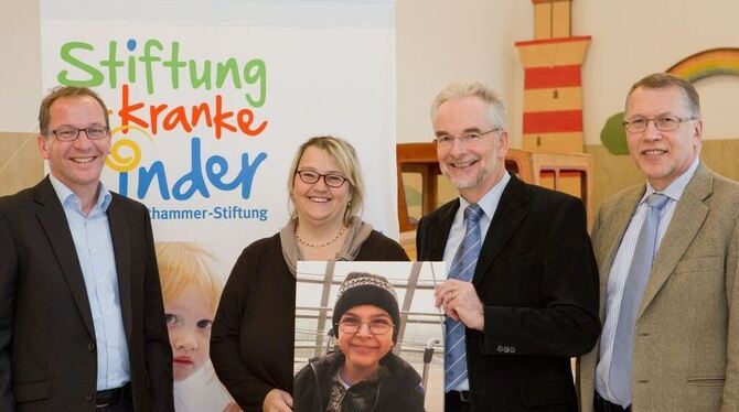 Spende sorgt für Freude (von links): Thomas Hassel (Stiftung für kranke Kinder), Sabine Vaihinger mit dem Bild ihres Sohnes, der vor einem Jahr verstarb, Professor Martin Schöning und Professor Rupert Handgretinger von der Universitätskinderklinik. FOTO: MSC Spende sorgt für Freude (von links): Thomas Hassel (Stiftung für kranke Kinder), Sabine Vaihinger mit dem Bild ihres Sohnes, der vor einem Jahr verstarb, Professor Martin Schöning und Professor Rupert Handgretinger von der Universitätskinderklinik. FOTO: MSC