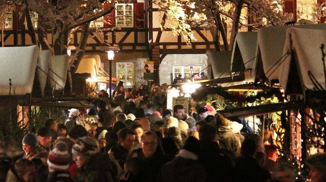 Singen, genießen, bummeln: Die Weihnachtsmärkte in Münsingen sowie in Zwiefalten kamen gut an. FOTO: WARNACK Singen, genießen, bummeln: Die Weihnachtsmärkte in Münsingen sowie in Zwiefalten kamen gut an. FOTO: WARNACK