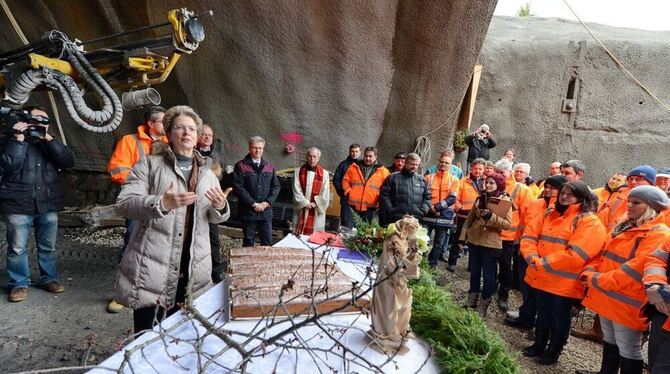 Tunnelpatin Barbara Bosch mit Barbarakuchen für die Mineure. Nicht fehlen durfte die »Heilige Barbara«. GEA-FOTO: USCHI PACHER Tunnelpatin Barbara Bosch mit Barbarakuchen für die Mineure. Nicht fehlen durfte die »Heilige Barbara«. GEA-FOTO: USCHI PACHER