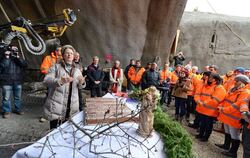 Tunnelpatin Barbara Bosch mit Barbarakuchen für die Mineure. Nicht fehlen durfte die »Heilige Barbara«. GEA-FOTO: USCHI PACHER