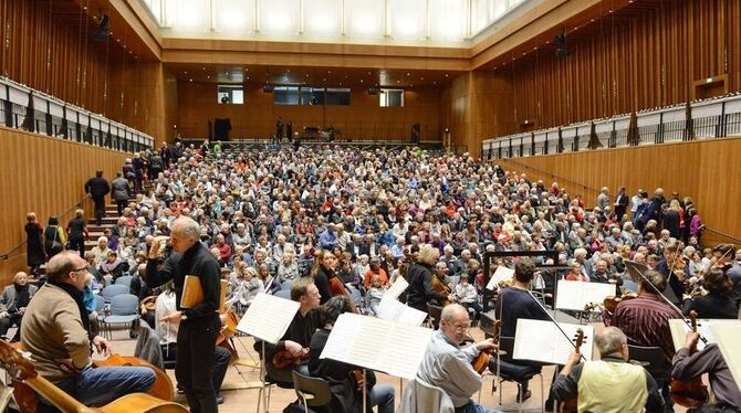 Noch schnell ein Erinnerungsfoto: Fagottist Michael Laucke hält bei der Akustikprobe den Blick in den neuen Saal fest. GEA-FOTO: PACHER Noch schnell ein Erinnerungsfoto: Fagottist Michael Laucke hält bei der Akustikprobe den Blick in den neuen Saal fest. GEA-FOTO: PACHER