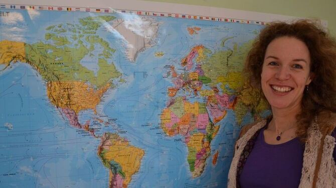 Peggy Wandel vor der Weltkarte in ihrem Arbeitszimmer. Weiße Stecknadeln symbolisieren ihre Gesprächspartnerinnen.   GEA-FOTO: SAUTTER