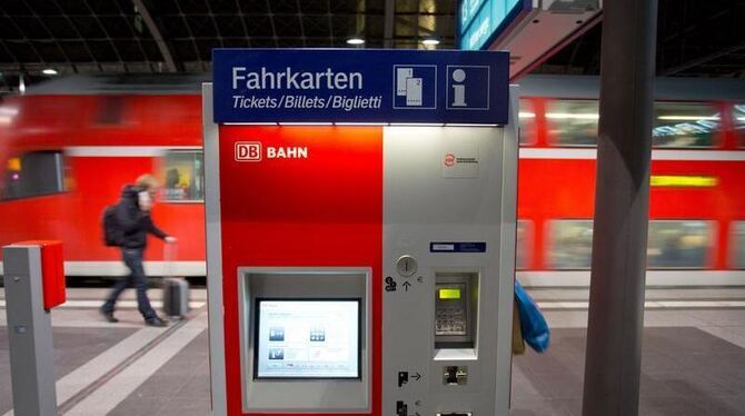 Die Deutsche Bahn erhöht ihre Fahrpreise zum Fahrplanwechsel am 9. Dezember um durchschnittlich 2,8 Prozent. Foto: Jörg Carst