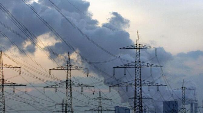 Dampfwolke über einem Kohlekraftwerk. In Doha endet die Klimakonferenz der UN. Foto: Federico Gambarini/Archiv