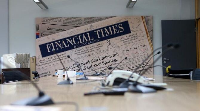 Eine sechs Quadratmeter große Titelseite der ersten FTD-Ausgabe  an der Wand eines Konferenzraums im Verlagshaus von Gruner +