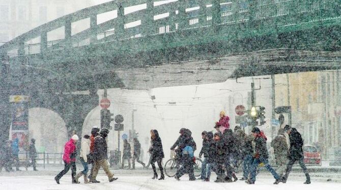 Berlin, Ecke Schönhauser: Starkes Schneetreiben sorgte für starke Behinderungen. Foto: Maurizio Gambarini