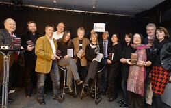 Die Autoren (oben) präsentieren ihr druckfrisches Buch. Flankiert werden sie von GEA-Verleger Valdo Lehari jr. (links) und Gabri