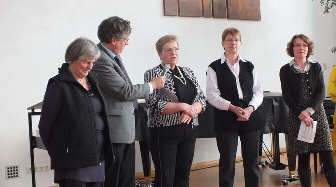 Berichte aus dem Ehrenamt (von links): Hedwig Moser, Thomas Lehnardt, Irena Kempf, Elisabeth Thudium und Ina Kinkelin-Naegelsbac