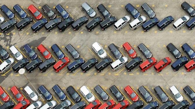 Neufahrzeuge auf einem Parkplatz des Opel-Werks in Bochum. Foto: Bernd Thissen/ Archiv