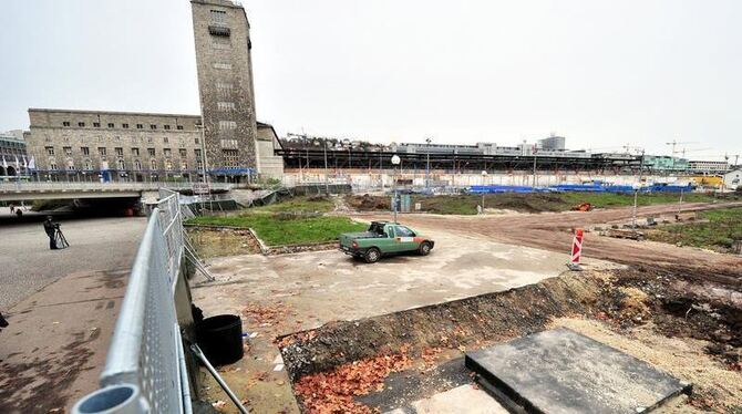 Vor dem Hauptbahnhof in Stuttgart wird eine Grube für den neuen unterirdischen Hauptbahnhof ausgehoben. Jan-Philipp Strobel