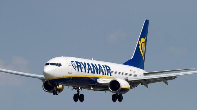 Ein Passagierflugzeug der Ryanair beim Landeanflug. Foto: Patrick Pleul/Archiv