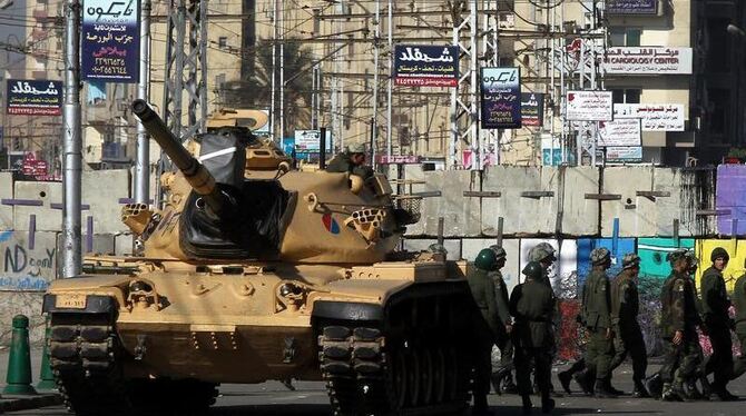 Unweit des Präsidentenpalasts ist ein Panzer der Armee in Stellung gegangen. Foto: Khaled Elfiqi