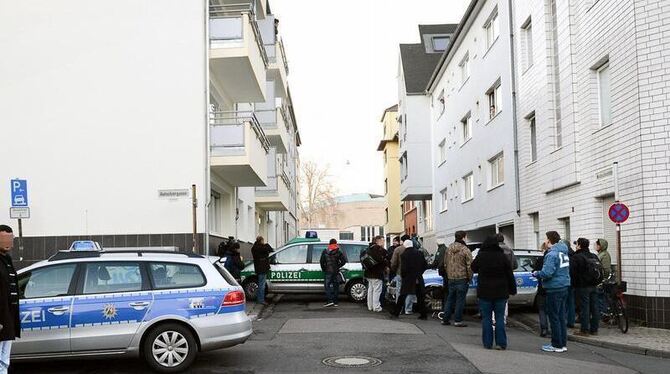 Polizeikräfte durchsuchen einen Tag nach dem Bombenalarm am Bonner Hauptbahnhof ein Haus, das im Zusammenhang mit einer Festn