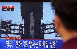 Ein Südkoreaner verfolgt den Raketenstart im Fernsehen. Foto: Yonhap