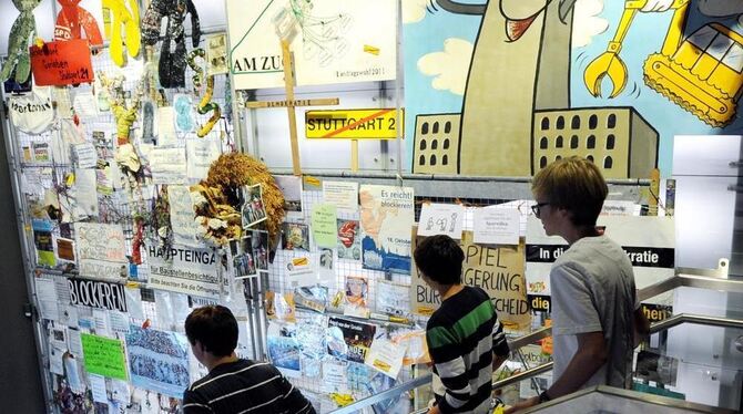 Besucher im Stuttgarter Haus der Geschichte. Besucher im Stuttgarter Haus der Geschichte.